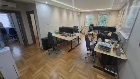 Trosoban prazan stan za kancelarije