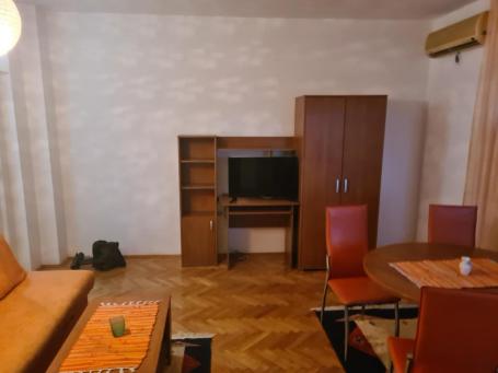 Jednoiposoban namešten stan