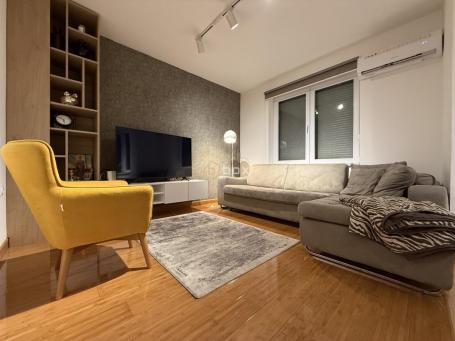 Jednoiposoban stan sa parkingom, 50m2, Pantelej