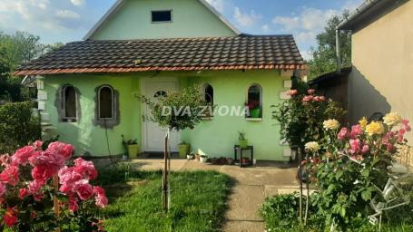 Porodična kuća sa uređenim dvorištem u Srbobranu – Vaša oaza mira!