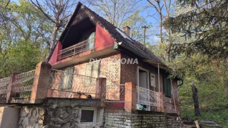 Uknjižena vikendica na atraktivnoj lokaciji u zoni Nacionalni park Fruška gora!