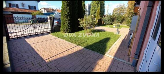 KUĆA NA POČETKU ADICA SA POSLOVNIM PROSTOROM - CENA DOGOVOR