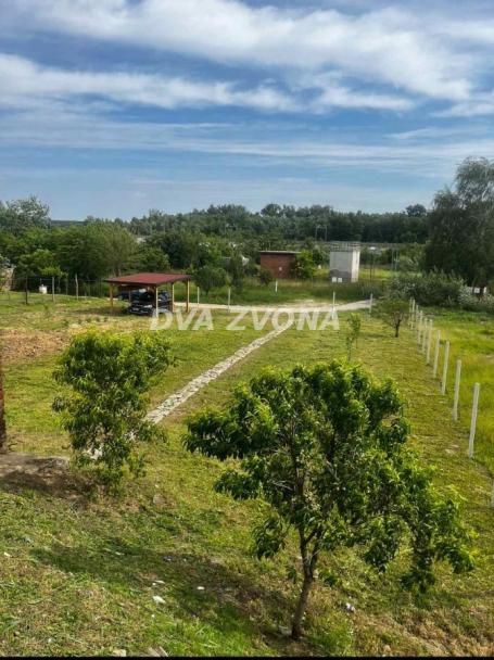 GRAĐEVINSKI PLAC U CENTRU SREMSKIH KARLOVACA – RETKA PRILIKA!