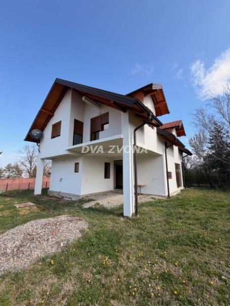NOVOIZGRAĐENA VIKEND KUĆA NA PROSTRANOM PLACU – Čortanovci