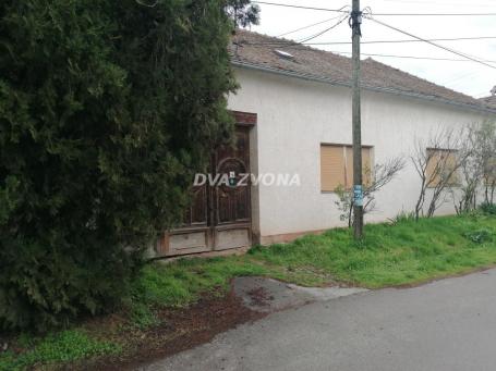 ISPLATIVA INVESTICIJA! Kuća + veliki pomoćni objekat + mogućnost proširenja – Petrovaradin, Stari Ma