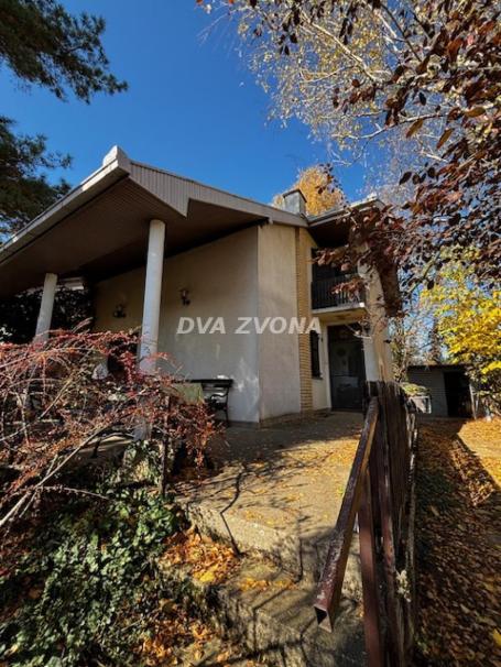 Oaza MIRA i UDOBNOSTI na 1000m²! Potpuno NAMEŠTENA vikendica sa SVIM POGODNOSTIMA – Cortanovci