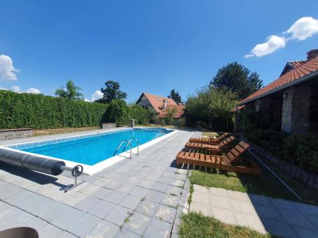 HEDONISTIČKI RAJ SA BAZENOM