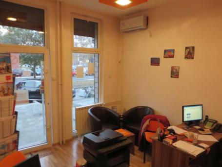 Lokal sa izlogom, na dva nivoa u bloku 25