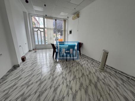 LOKAL ZA IZDAVANJE U PROMETNOJ ULICI – IDEALAN ZA KANCELARIJU ILI BIRO