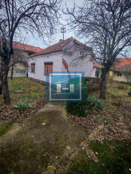 Starija kuća do glavnog puta