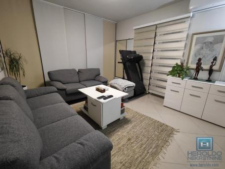 Renoviran stan sa garažom i podrumom kod tehničke škole