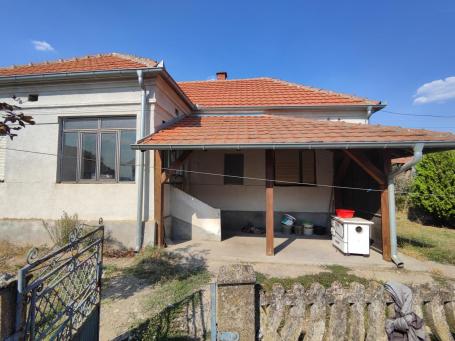 Country house in the village of Kočina in a good location