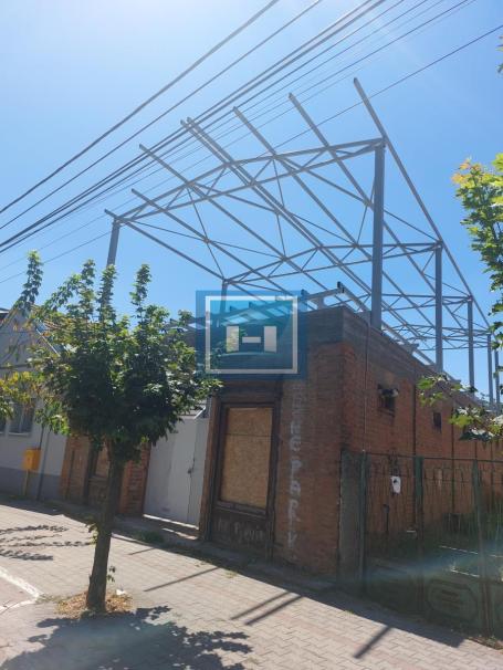 Commercial building for sale
