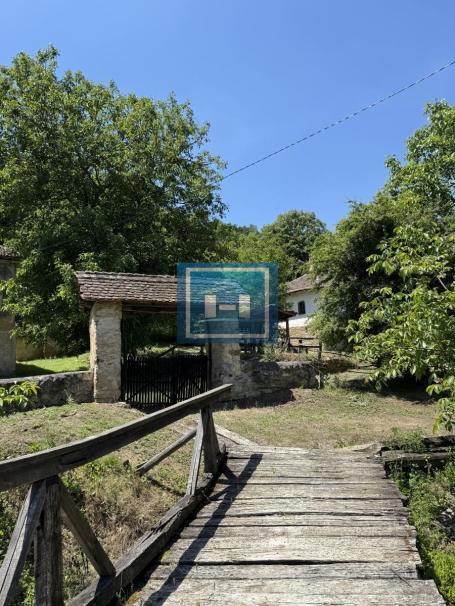 U ponudi stara autentična kuća, veoma poznata po snimanju serije Koreni. 