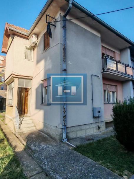 Kuća sa dvorištem, pomoćnim objektom   i garažom !!!