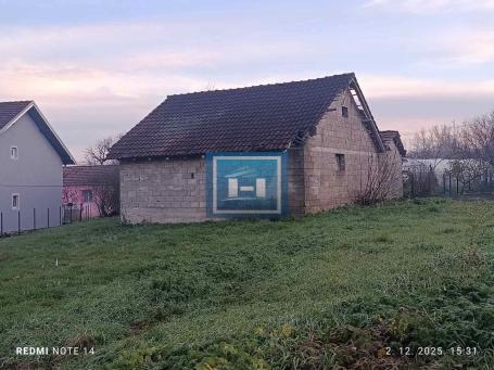 Plac 7 ari na prodaju, sa započetim objektom 64m2 – širi centar Batočine