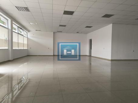 Spacious 230 m² Commercial Property with Storage and Parking – Ideal Opportunity!