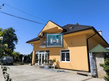 For sale: a two-story house with a total area of 284 m², accompanied by a large industrial hall of 4