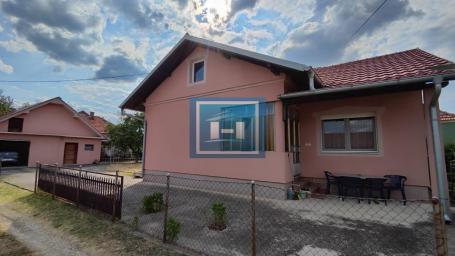 Prelepa potpuno  opremljena  prizemna kuća sa garažom u centralnom delu Batočine
