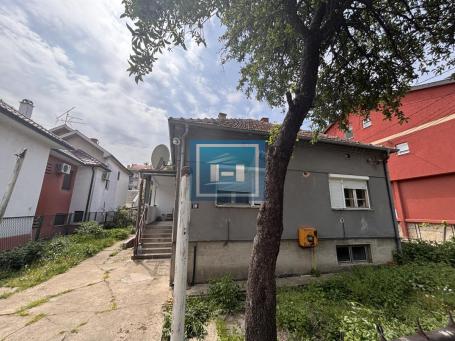 Plac i kuća na odličnoj lokaciji