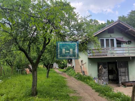 Kompletno opremljeno imanje 82 ara – dve kuće, bazen, ribnjaci, vinograd!