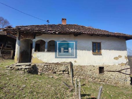 An old authentic Serbian fireplace with 4 hectares of land near the Kalenić Monastery