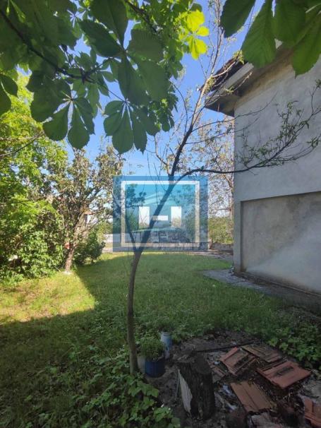 Porodična seoska kuća sa većom parcelom  na 2 km od grada
