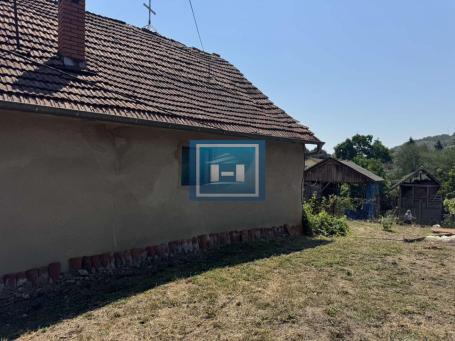 Kompletno domaćinstvo sa izlazom na dve ulice