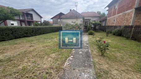 Kuća na odličnoj lokaciji -glavni put, na samo par kilometra od grada