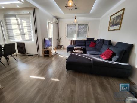 A spacious, comfortable apartment on Sara's edge