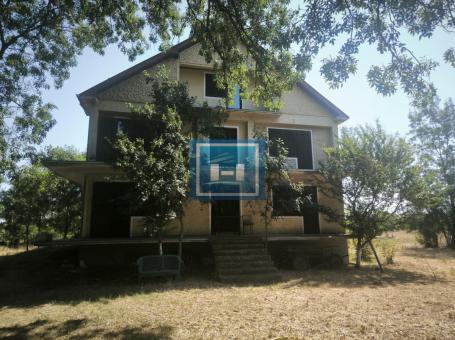 DVE KUĆE + POMOĆNI OBJEKAT NA PLACU OD 116,63 ARA