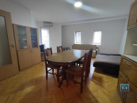 Prelep, komforan trosoban stan