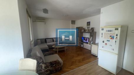 Centar – Stan 50 m² sa dve terase na 2 min od pešačke zone