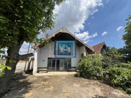Kuća sa lokalom na velikom placu na samom početku sela