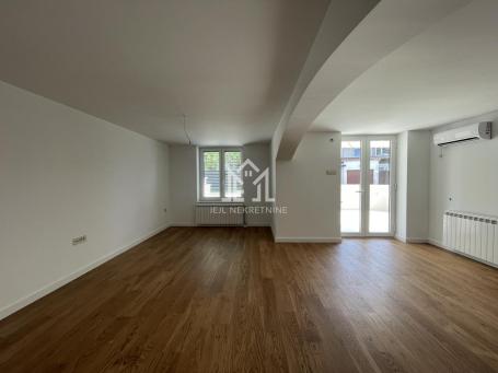 Trosoban stan, 93m2 + 70m2 dvorišta samo za sebe, Petrovaradin
