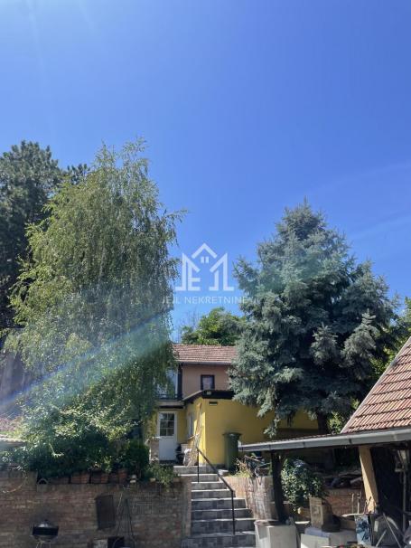Plac 1.727 m² sa dve kuće u Petrovaradinu –  zemljište u građevinskom području