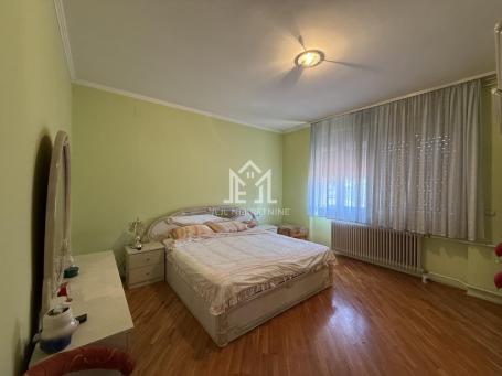 Porodična kuća sa poslovnim prostorom, velikim dvorištem i izuzetnim investicionim potencijalom – Sr