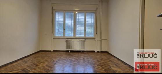 KEJ IZDAJE SE TROSOBAN SALONSKI STAN ZA POSLOVNE DELATNOSTI