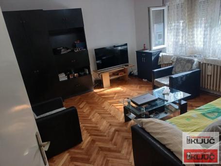 GRBAVICA, Dvosoban 48m2+terasa 5m2, delimično renoviran