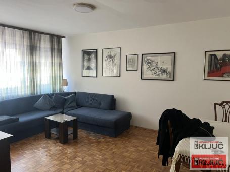 PETROVARADIN, 75m2 + dvorišna terasa, Troiposoban
