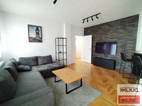 BULEVAR PATRIJARHA PAVLA IZDAJE SE LUX TROSOBAN MODERNO OPREMLJEN STAN