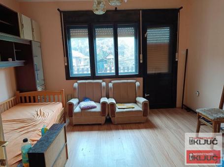 SREMSKI KARLOVCI, 168 m2 na placu 900m2+pomoćni objekti