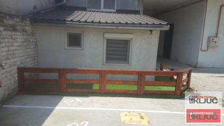 PETROVARADIN, 50m2 plus terasa, Dvoiposoban-Dvorišni Duplex sa Parking mestom