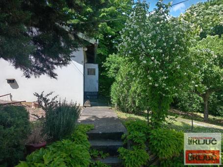 LEDINCI, VIkend kuća 101m2+Pomoćni objekat na placu od 896m2 , prelep pogled ka Dunavu
