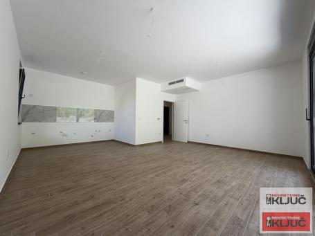 PETROVARADIN, 90m2+dvorište, Četvorosoban sa pdv, Garažno mesto