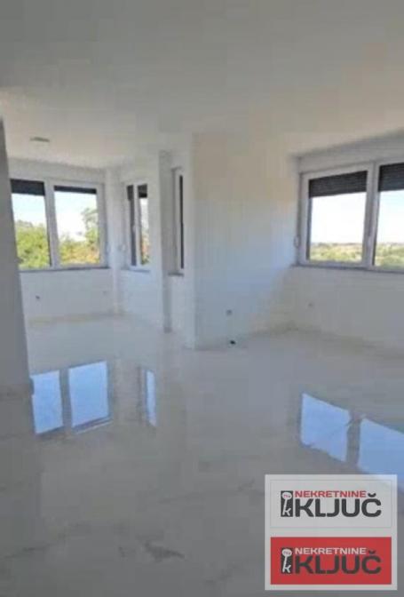 ALIBEGOVAC, 200m2, Četvorosoban-Penthouse sa Bazenom i Terasom, LUX i 2 parking mesta