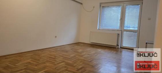 SAJAM IZDAJE SE DVOSOBAN DELIMIČNO OPREMLJEN STAN