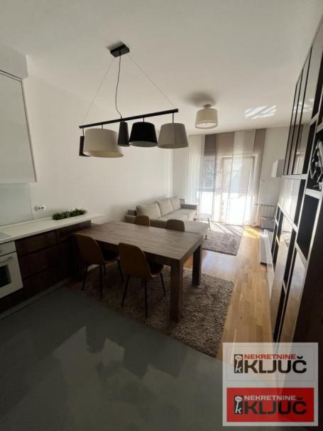 KOD NIS-A, 78m2, Trosoban, Namešten