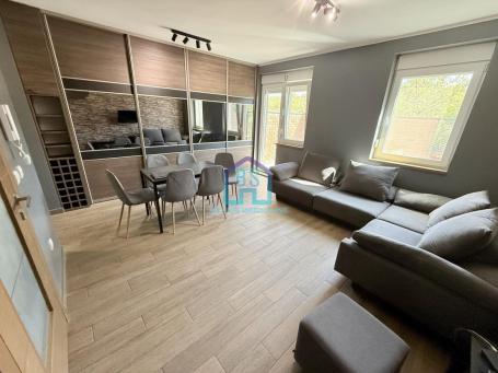 Četvorosoban stan sa gratis terasama površine 30 m²