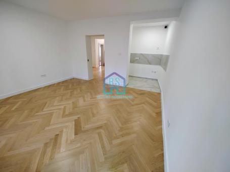 Centar salonski trosoban stan